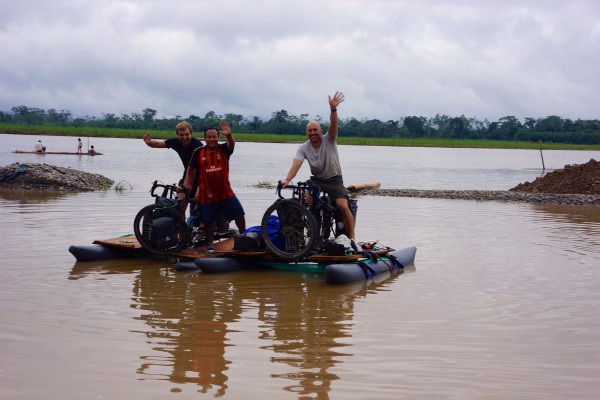 7 listopada 2015, początek płynięcia Amazonką. OD lewej Hubert Kisiński, Felipe Suarez Riuz i Dawid Andres (fot. Dawis Andres)